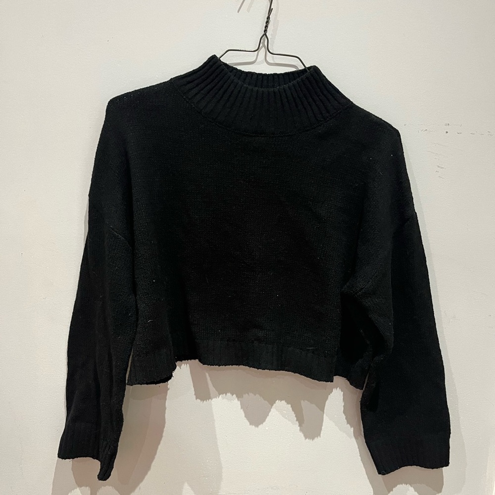 Black crew neck cropped sweater
